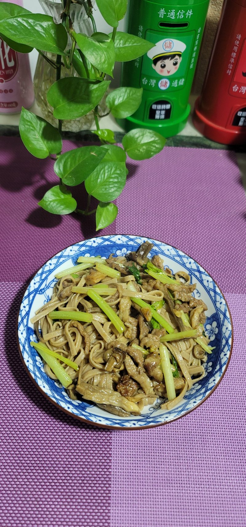 鹿茸菇肉丝炒荞麦面的做法