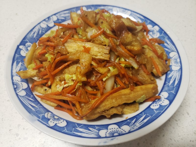 红萝卜白菜炒饼丝的做法