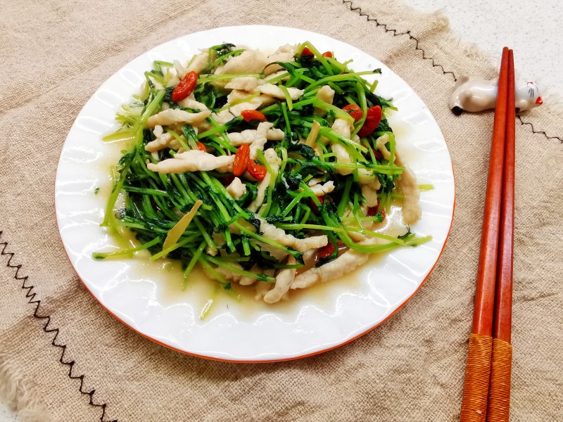 春天必吃减肥美食，豌豆苗炒鸡丝的做法