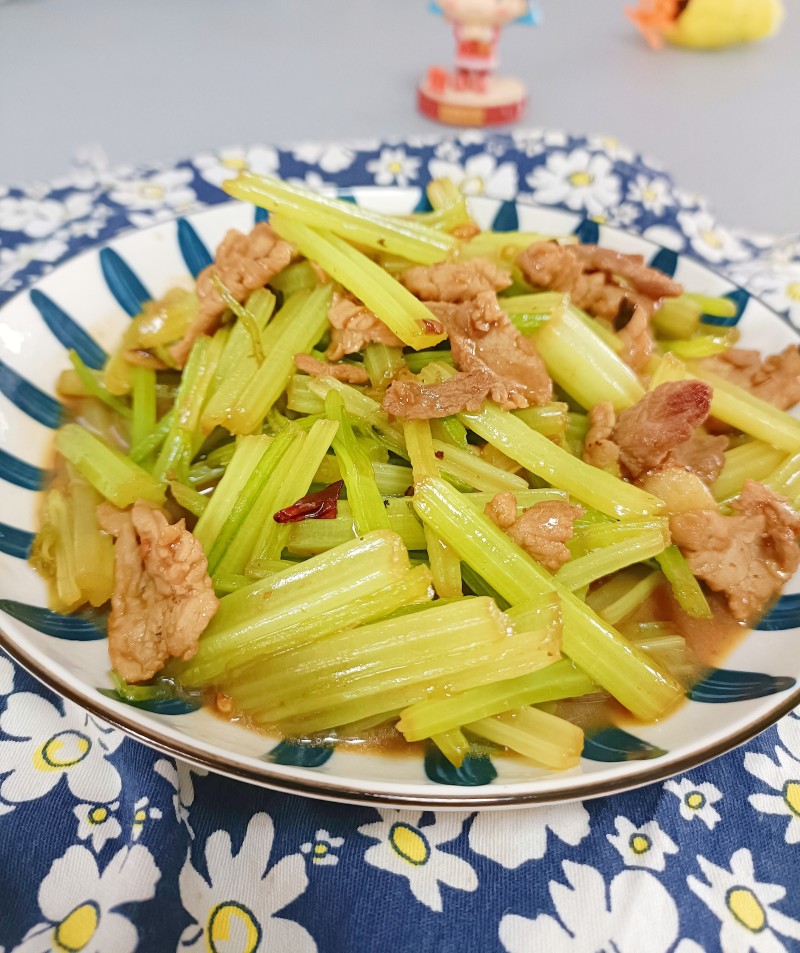 芹菜炒肉的做法