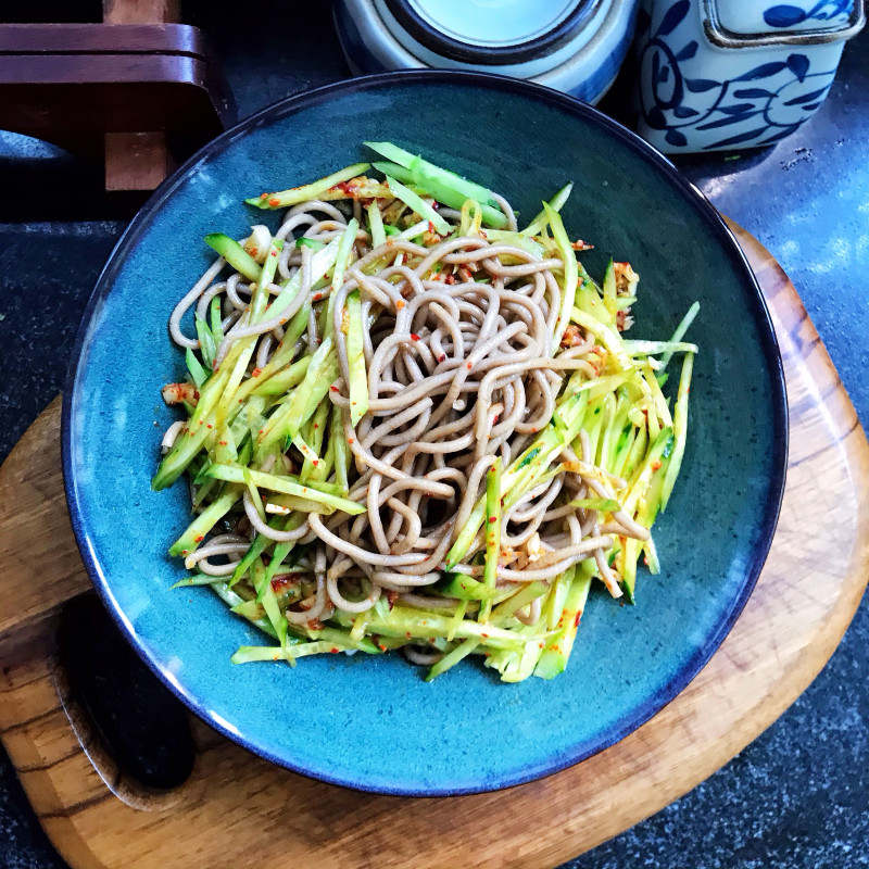 黄瓜丝拌饸饹面的做法