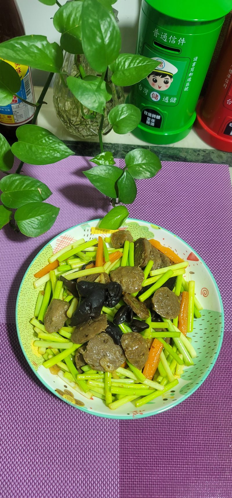 牛肉丸炒蒜薹的做法