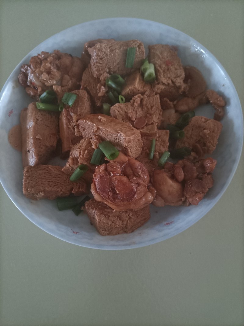 冻豆腐炖鸡腿的做法