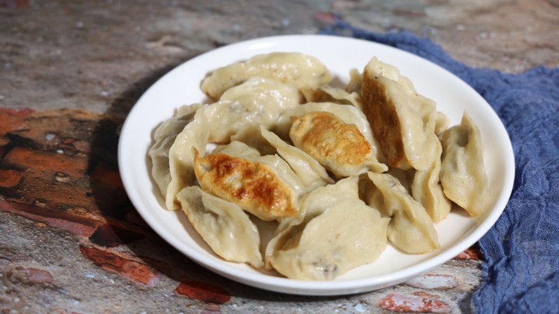 鸡胸肉木耳胡萝卜煎饺的做法