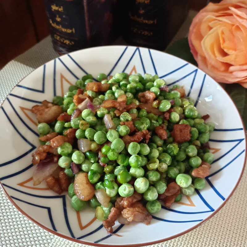 五花肉炒豌豆的做法