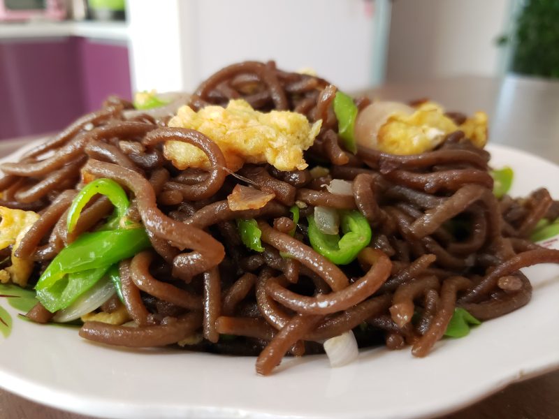 青椒洋葱炒红薯饸饹面的做法