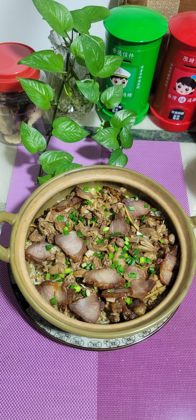 鸽子腊肉煲仔饭的做法