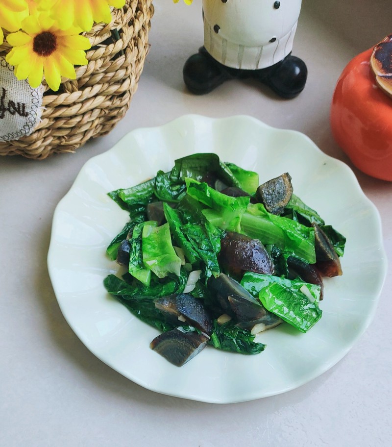 松花蛋炒油麦菜的做法