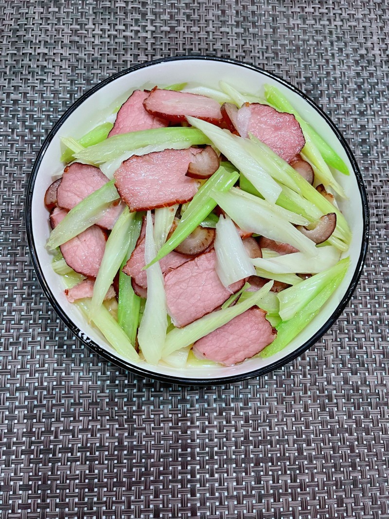 西芹炒腊肉的做法