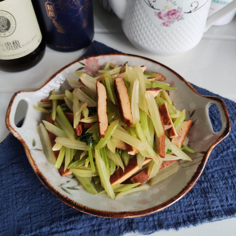 香干炒香芹的做法