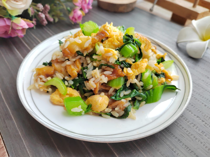 芥菜鸡蛋油条炒饭的做法