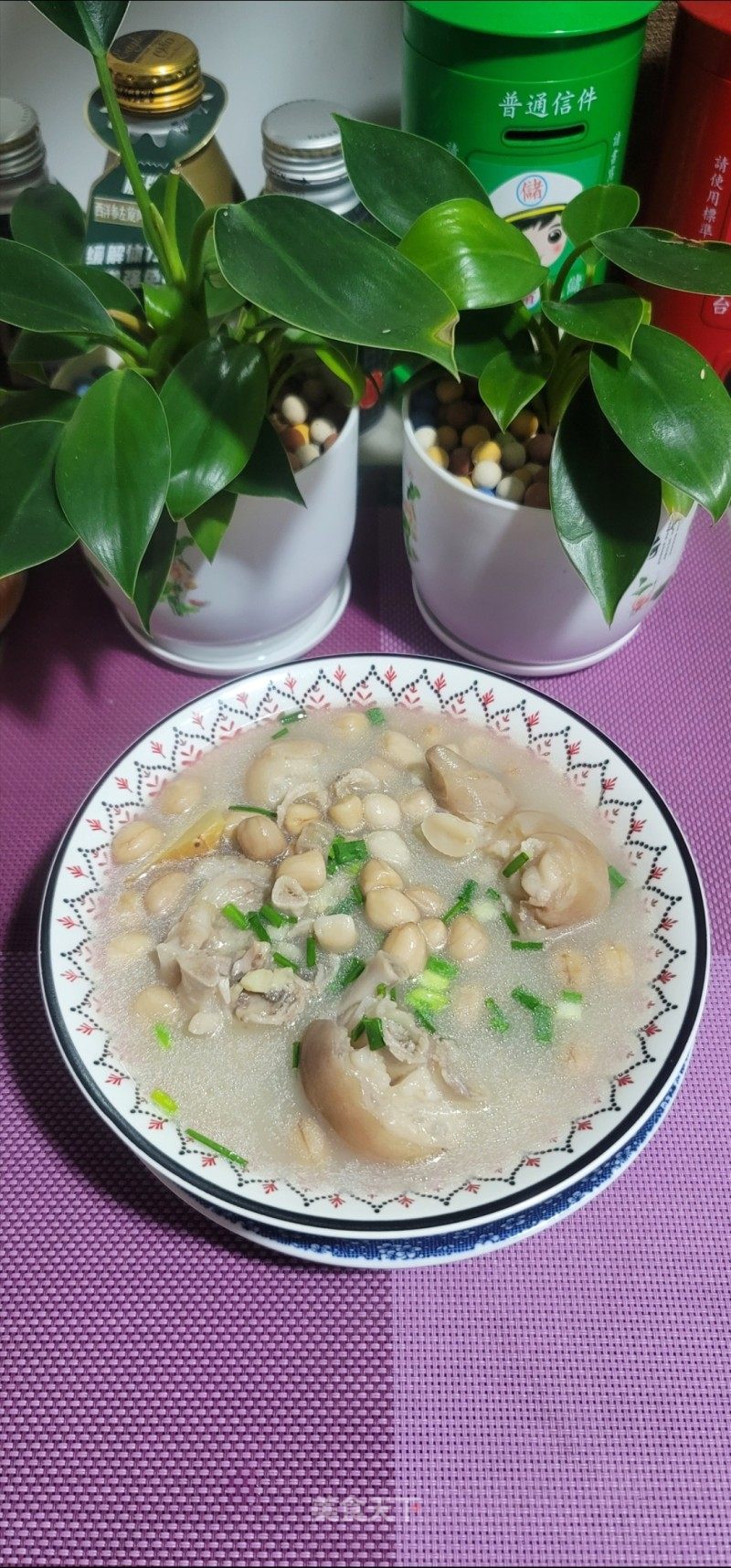 花生莲子猪蹄汤的做法