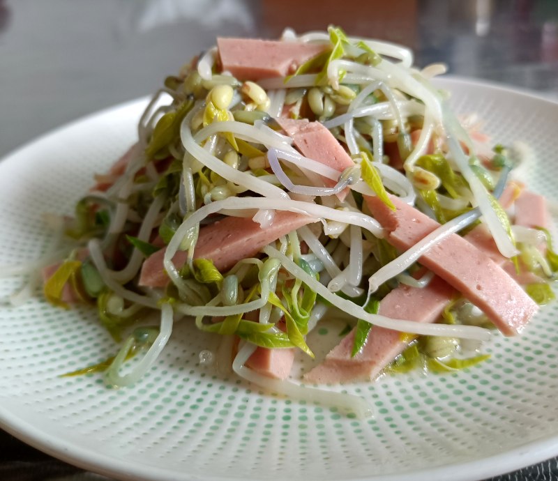 午餐肉拌绿豆芽的做法