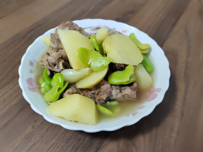 蚕豆土豆排骨汤的做法