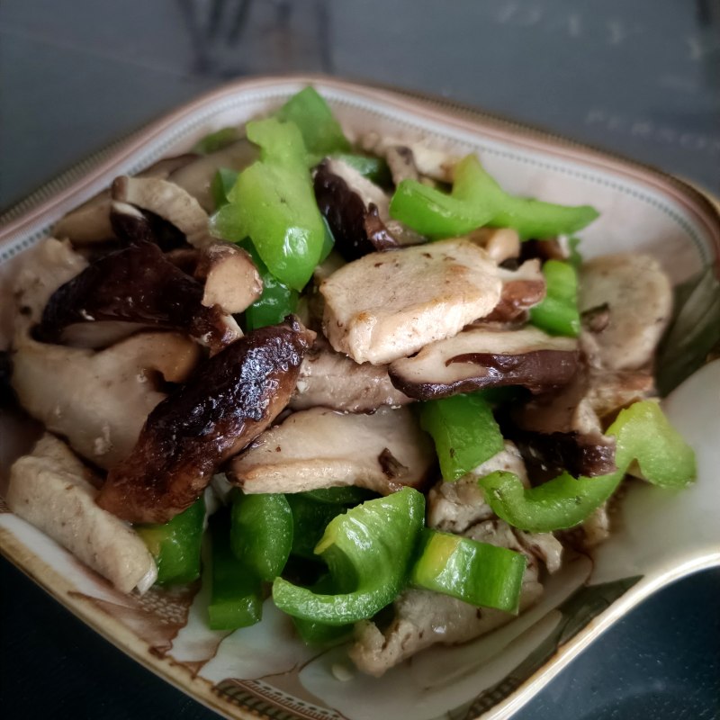 香菇炒鸡胸肉的做法