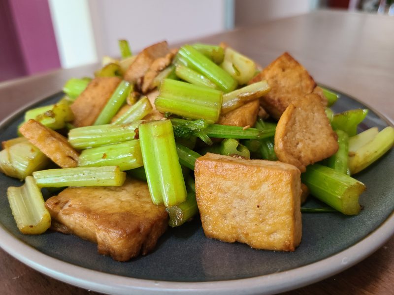 芹菜炒豆腐的做法