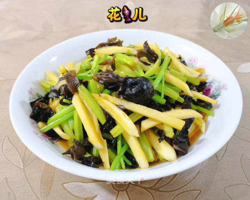黑木耳茭白素炒芹菜的做法