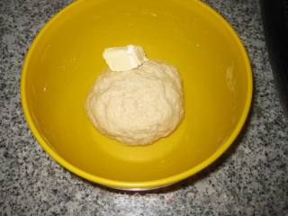 牛角小面包的做法步骤：2
