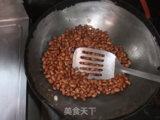 最简单、最家常---炒花生米的做法步骤：1
