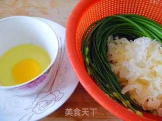 韭菜苔炒银耳鸡蛋的做法步骤：1