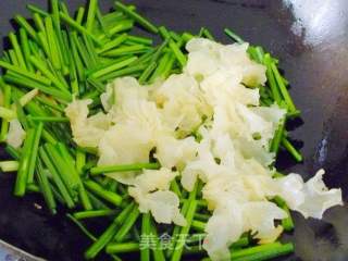 韭菜苔炒银耳鸡蛋的做法步骤：7