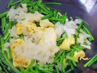 韭菜苔炒银耳鸡蛋的做法步骤：8