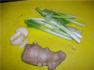 家常菜肴@@爱上红烧~~红烧腐竹酿肉的做法步骤：2