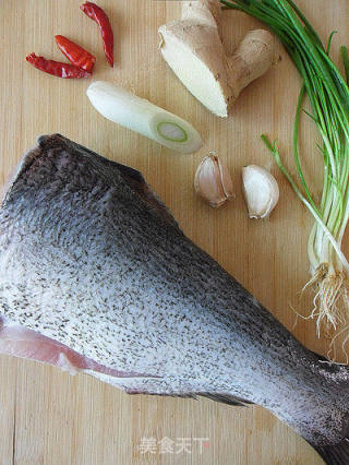 【家常菜】红烧鱼块的做法步骤：1