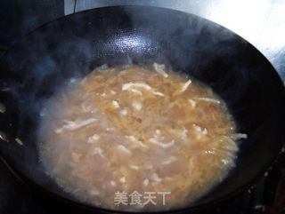 冬季暖身汤---酸辣鸡肉萝卜汤的做法步骤：9