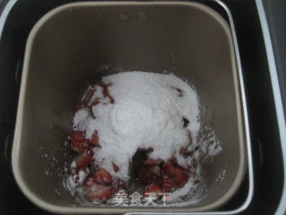超简单的面包机版草莓酱的做法步骤：1