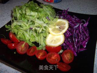 金枪鱼蔬菜沙拉的做法步骤：2