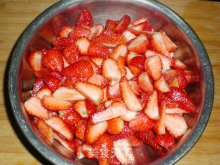 自制香甜草莓酱的做法步骤：2