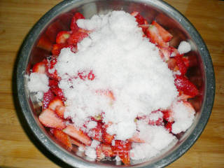 自制香甜草莓酱的做法步骤：3