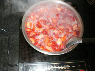 自制香甜草莓酱的做法步骤：4