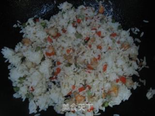 菠萝虾仁炒饭的做法步骤：5