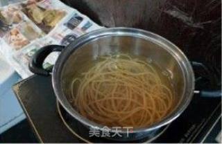 经典意大利餐—培根蛋汁意面 Spaghetti à la carbonara的做法步骤：2