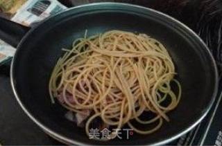 经典意大利餐—培根蛋汁意面 Spaghetti à la carbonara的做法步骤：7