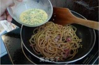 经典意大利餐—培根蛋汁意面 Spaghetti à la carbonara的做法步骤：8