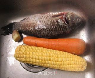 胡萝卜玉米鲫鱼汤的做法步骤：1
