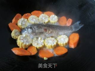 胡萝卜玉米鲫鱼汤的做法步骤：8