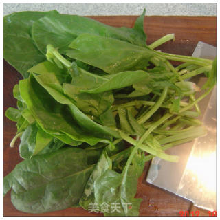 用新鲜蔬菜做出健康营养的面条-----菠菜手擀面的做法步骤：1