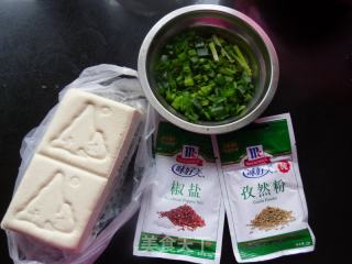 香煎孜然豆腐的做法步骤：1