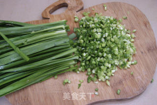 私房窍门做出酥脆软糯的春季传统美食——虾皮韭菜盒子的做法步骤：7