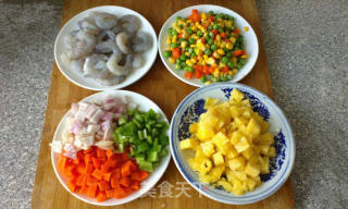特色风情炒饭——菠萝饭的做法步骤：4