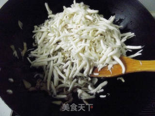 海鲜菇炒肉丝的做法步骤：5