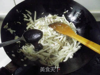 海鲜菇炒肉丝的做法步骤：6