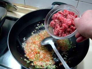 家庭制作正宗“意大利肉酱和肉酱面”的做法步骤：2