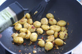 巧用调味料轻松打造人气下酒菜——孜然椒盐小土豆的做法步骤：10