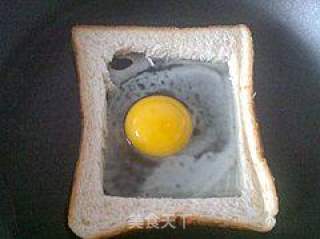 创意早餐---培根煎蛋的做法步骤：4