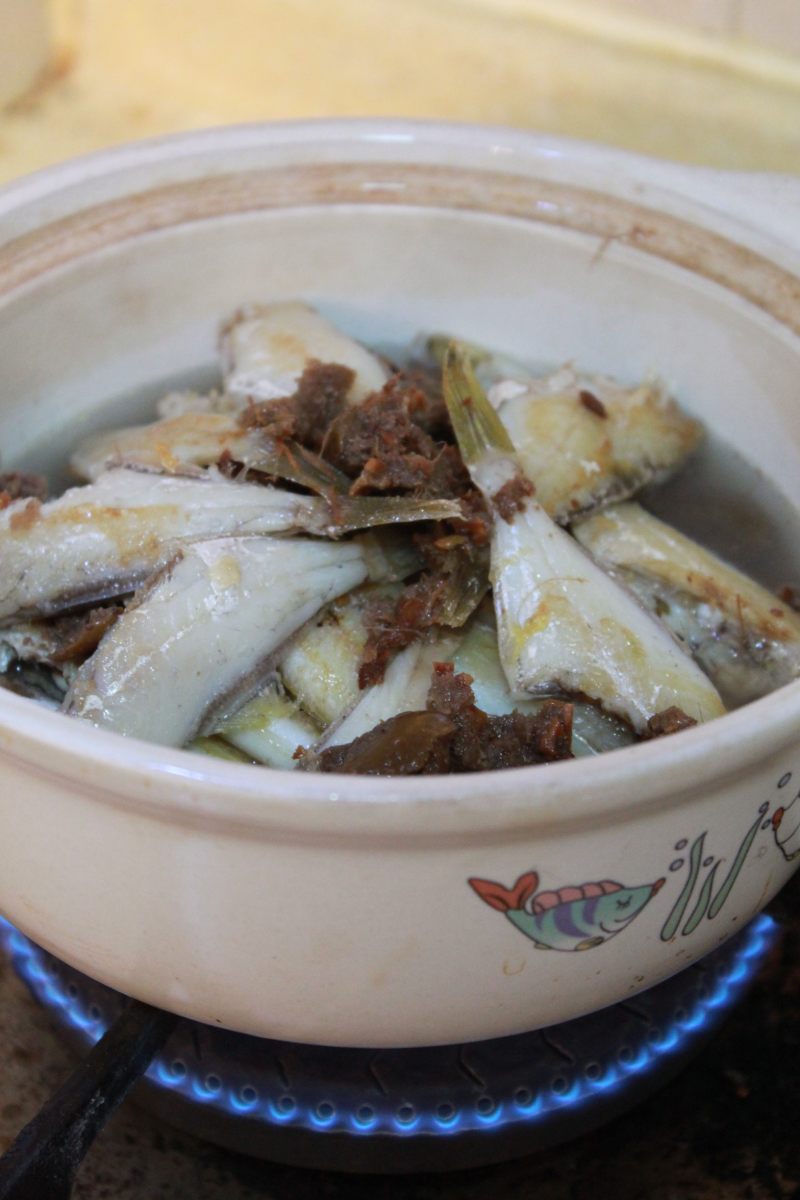 1准备一碗腌制的咸橄榄(婆婆做的沙姜橄榄)2鱼处理好沥干,姜切片